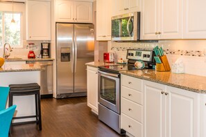 冰箱、微波炉、烤箱、炉灶