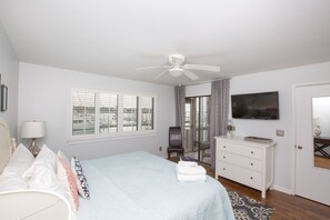 3 bedrooms, desk, iron/ironing board, travel crib