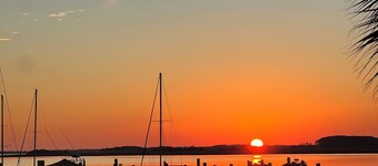 Fantastisk panoramautsikt över vattnet, 15 minuters promenad till centrum med pool!