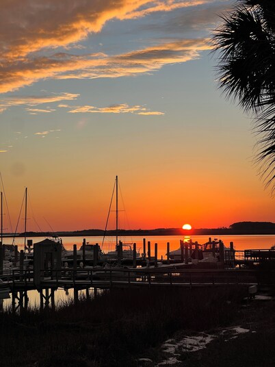 Breathtaking panoramic waterfront views, 15 minute walk to downtown with pool!