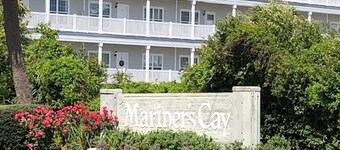 Breathtaking panoramic waterfront views, 15 minute walk to downtown with pool!