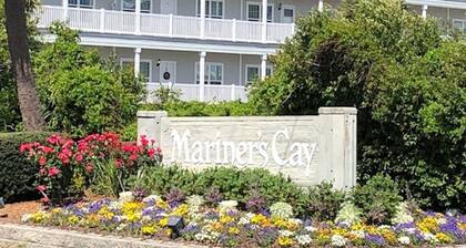 Breathtaking panoramic waterfront views, 15 minute walk to downtown with pool!