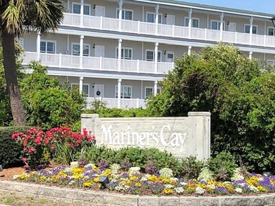 Breathtaking panoramic waterfront views, 15 minute walk to downtown with pool!