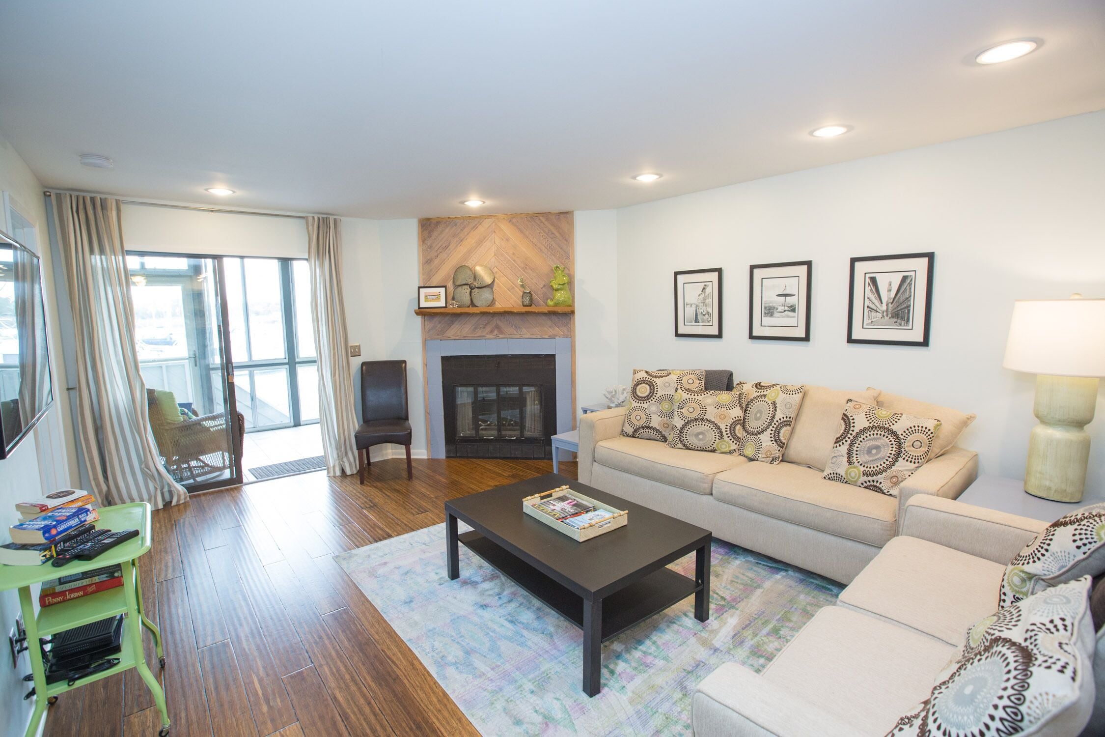 Breathtaking panoramic waterfront views, 15 minute walk to downtown with pool!