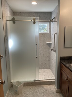 Kombinert dusj/badekar, hårføner, håndklær og såpe