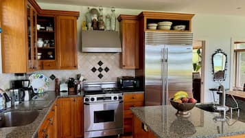 Geladeira, micro-ondas, fogão, cooktop