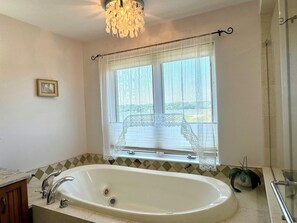 Combined shower/tub, jetted tub, hair dryer, towels