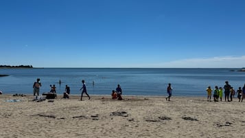 靠近海滩、沙滩椅、沙滩毛巾