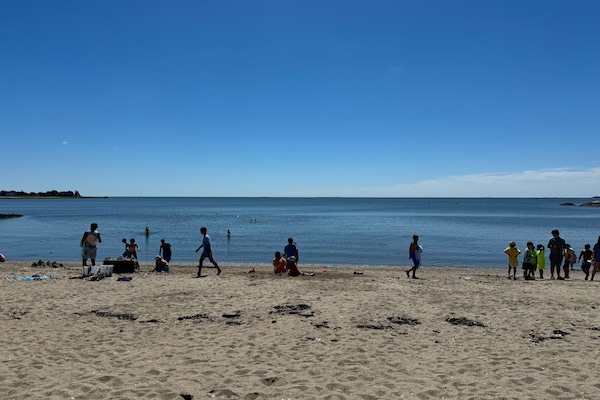 Perto da praia, espreguiçadeiras, toalhas de praia