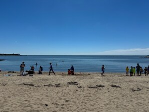 Nær stranden, solsenger og strandhåndklær