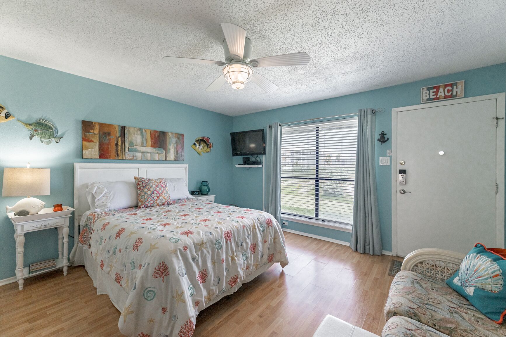 Iron/ironing board, WiFi, bed sheets, wheelchair access