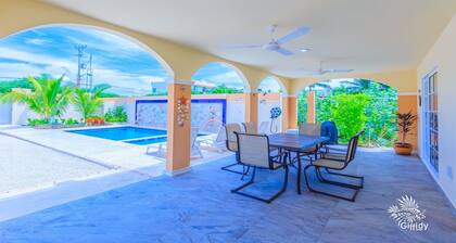 Hermosa casa de 2 habitaciones con piscina privada y amplio estacionamiento. estacionamiento.