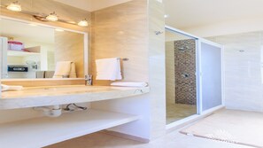 Shower, hair dryer, towels, soap - Beautiful private gated 2 bedroom home with  pool, terraces and ample parking. (Isla Mujeres)