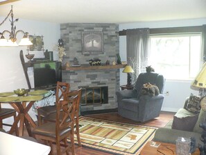 TV connectée, cheminée, lecteur de DVD, baby-foot