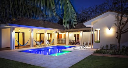 Nouvelle villa de luxe avec piscine et un bar à l'écart du surf à Playa Colorados