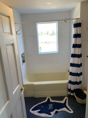 Badekar, hårføner, håndklær og såpe