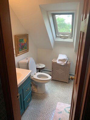 Bathtub, hair dryer, towels, soap - Family-friendly home (Biddeford)