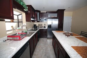 冷蔵庫、電子レンジ、オーブン、コンロ