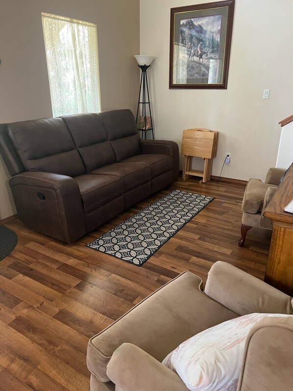 Smart TV, fireplace, books, offices