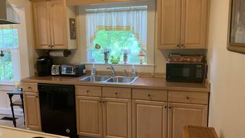 KylskÄp, mikrovÄgsugn, ugn och spishÀll