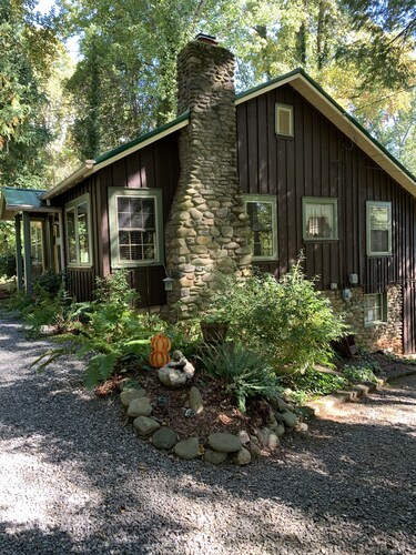 Romantic Mountain Getaway- One Mile From Downtown Black Mountain, NC