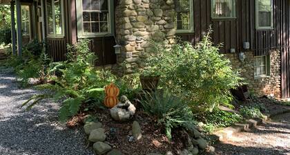 Romantic Mountain Getaway- One Mile From Downtown Black Mountain, NC