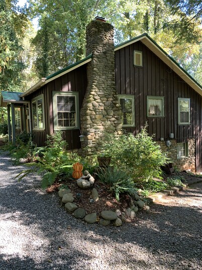 Romantic Mountain Getaway- One Mile From Downtown Black Mountain, NC
