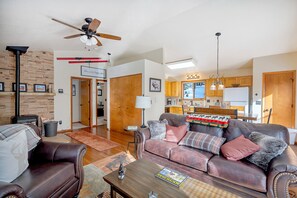 Télévision, lecteur de DVD, livres