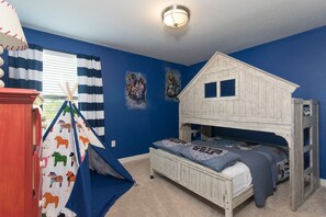 6 habitaciones, escritorio y tabla de planchar con plancha 