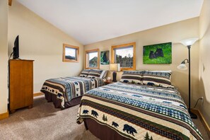 2 bedrooms, iron/ironing board, travel cot, free WiFi - Spacious Luxury Downtown Riverfront Loft Condo.  License #6027 (Estes Park)