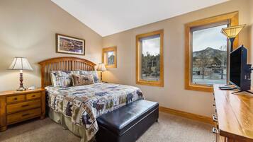 2 bedrooms, iron/ironing board, travel crib, free WiFi