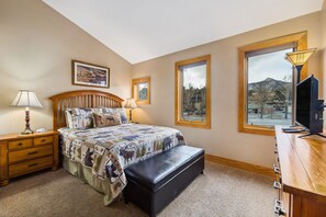 2 bedrooms, iron/ironing board, travel crib, free WiFi - Spacious Luxury Downtown Riverfront Loft Condo.  License #6027 (Estes Park)