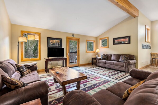 Smart TV, video games, books - Spacious Luxury Downtown Riverfront Loft Condo.  License #6027 (Estes Park)