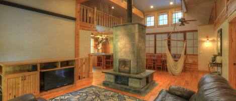 Televisor intel·ligent, llar de foc, reproductor de DVD i llibres