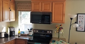 Refrigerador, microondas, horno y parrilla de estufa 