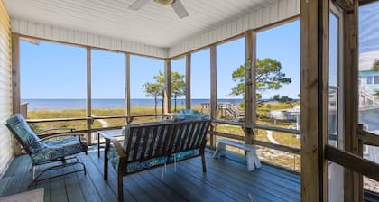 BEACHFRONT! Pet Friendly! Fenced yard! Fall Discounts! Butterfly Season!