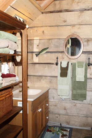 Shower, hair dryer, towels - Jack London’s Cabin Genuine Alaskan Log Cabin built by owners! Self-check in (Seward)
