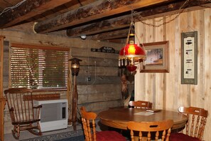 Dining - Jack London’s Cabin Genuine Alaskan Log Cabin built by owners! Self-check in (Seward)