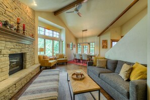 Smart TV, fireplace, DVD player, computer monitors - Old Town Area: Convenient, modern, clean, attractive home on Empire and 10th. (Park City)