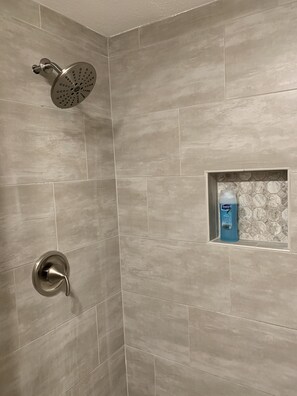 Een douche, een bubbelbad, een haardroger, handdoeken