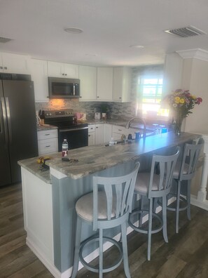 Frigorifero, microonde, forno, piano cottura