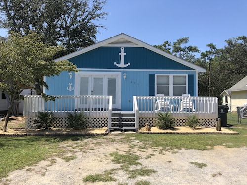 Newly renovated dog friendly beach cottage at Oak Island, with beach access!