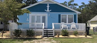 Newly renovated dog friendly beach cottage at Oak Island, with beach access!