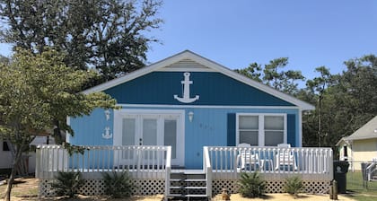 Newly renovated dog friendly beach cottage at Oak Island, with beach access!