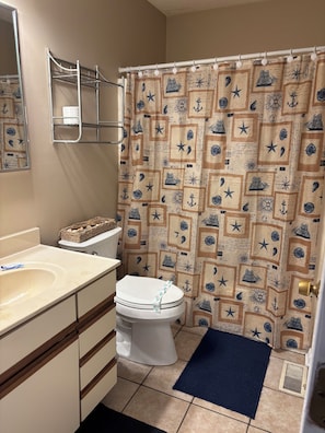 Badewanne, Haartrockner, Handtücher, Seife
