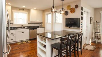 Jääkaappi, mikroaaltouuni, uuni, liesi