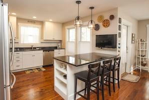 Kjøleskap, mikrobølgeovn, ovn og kokeplater