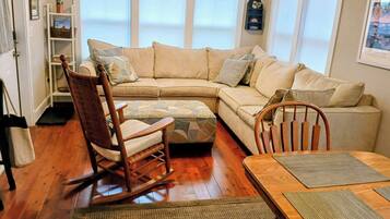 Smart-tv, een open haard, een tafeltennistafel en boeken