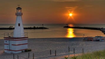 Perto da praia, espreguiçadeiras, toalhas de praia