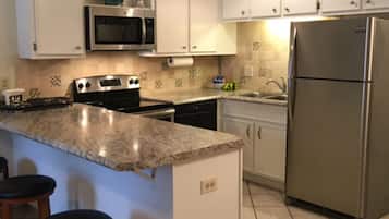 Réfrigérateur, four à micro-ondes, un four, surface de cuisson